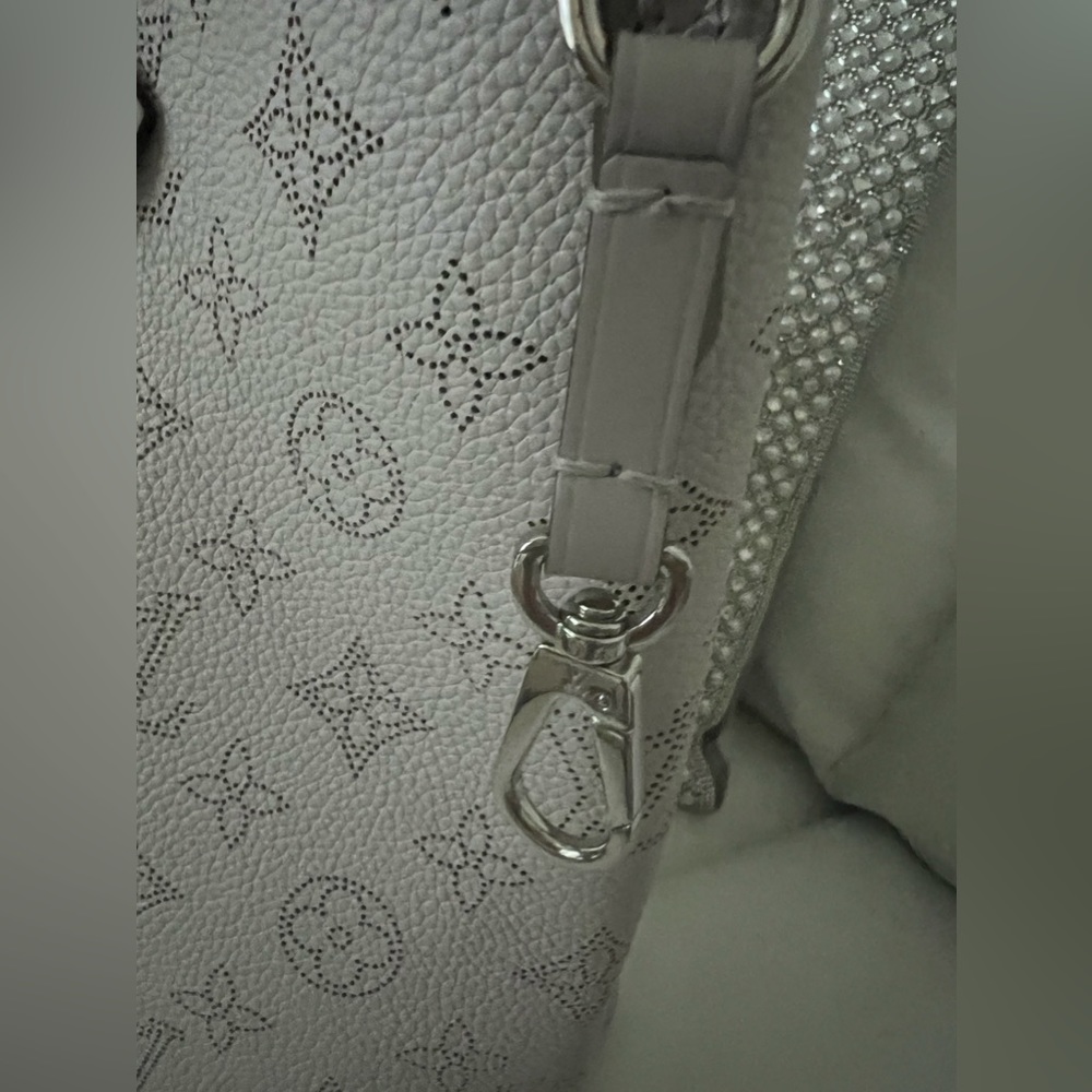 New Louis Vuitton Mahina Handbag - Picture 7 of 16